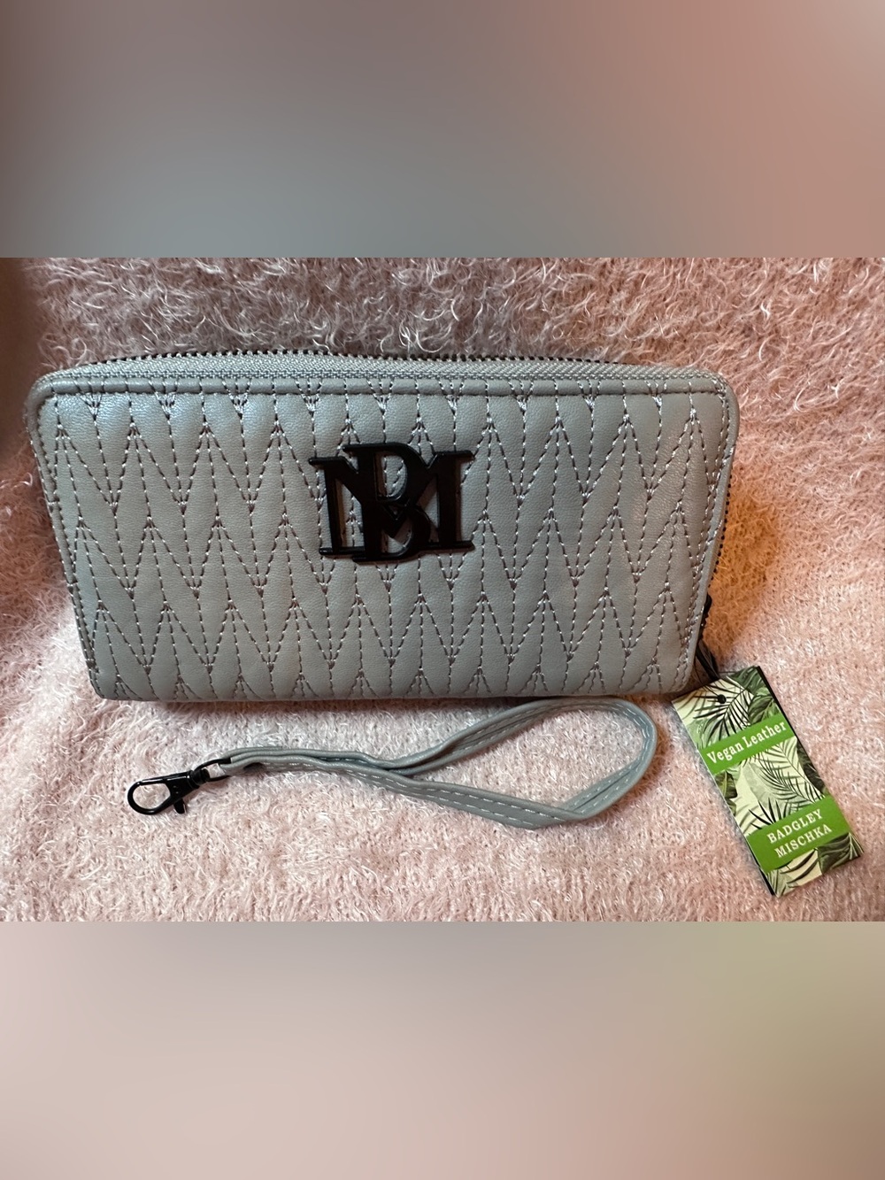 NWT! Badgley Mischka Quilted Wristlet Clutch - Light Gray- Phone Holder